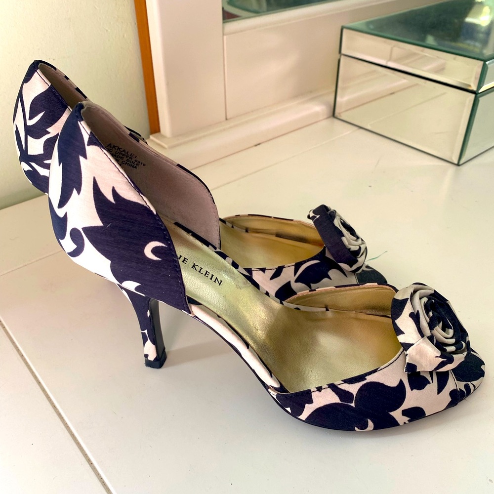 Anne Klein Black/Cream Floral D’Orsay Pump with Rosette Detail Size 7.5